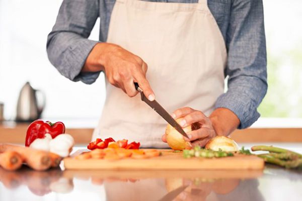 Học nấu ăn tại nhà sẽ giúp bạn tiết kiệm được một khoản chi phí nhưng lại không giúp bạn có cái nhìn thiết thực về nghề Bếp (Ảnh: Internet)