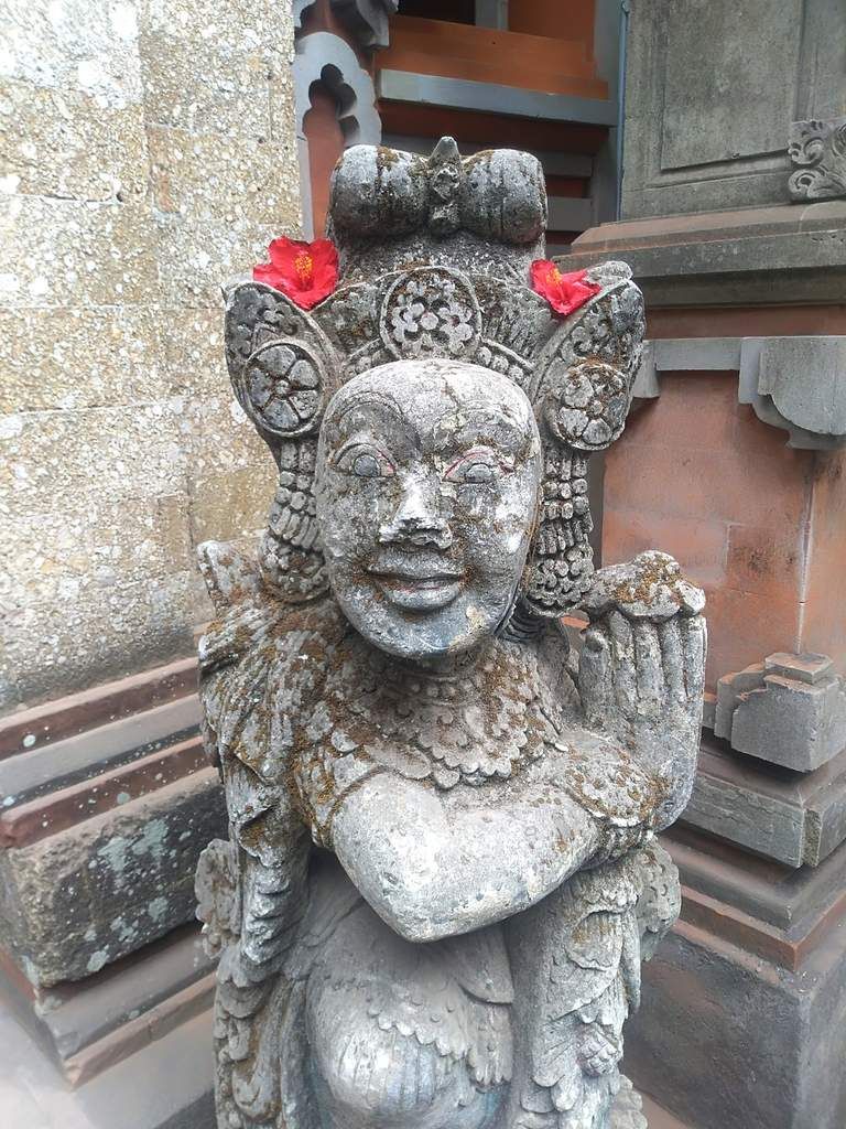 Préparation de cérémonie, chaussée défoncée et bouchon au centre-ville d'Ubud