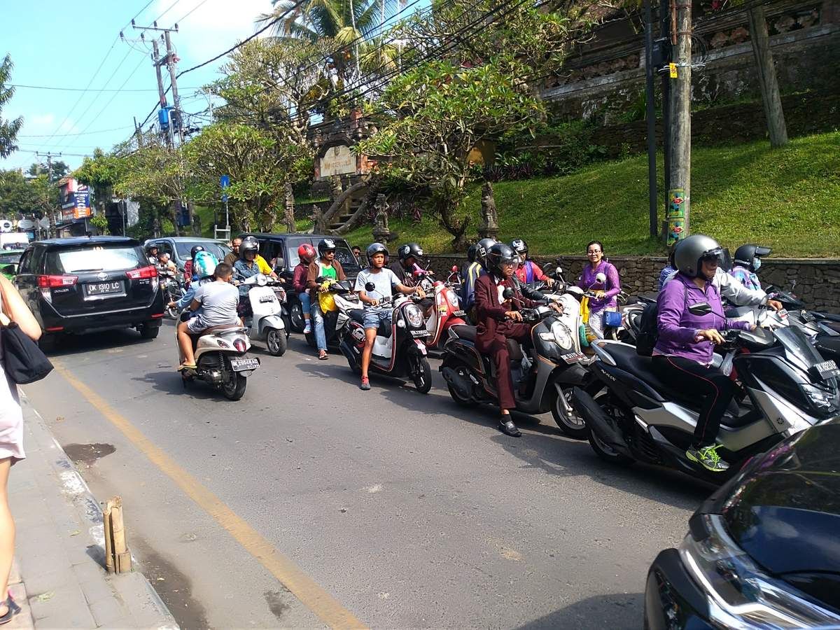 Préparation de cérémonie, chaussée défoncée et bouchon au centre-ville d'Ubud