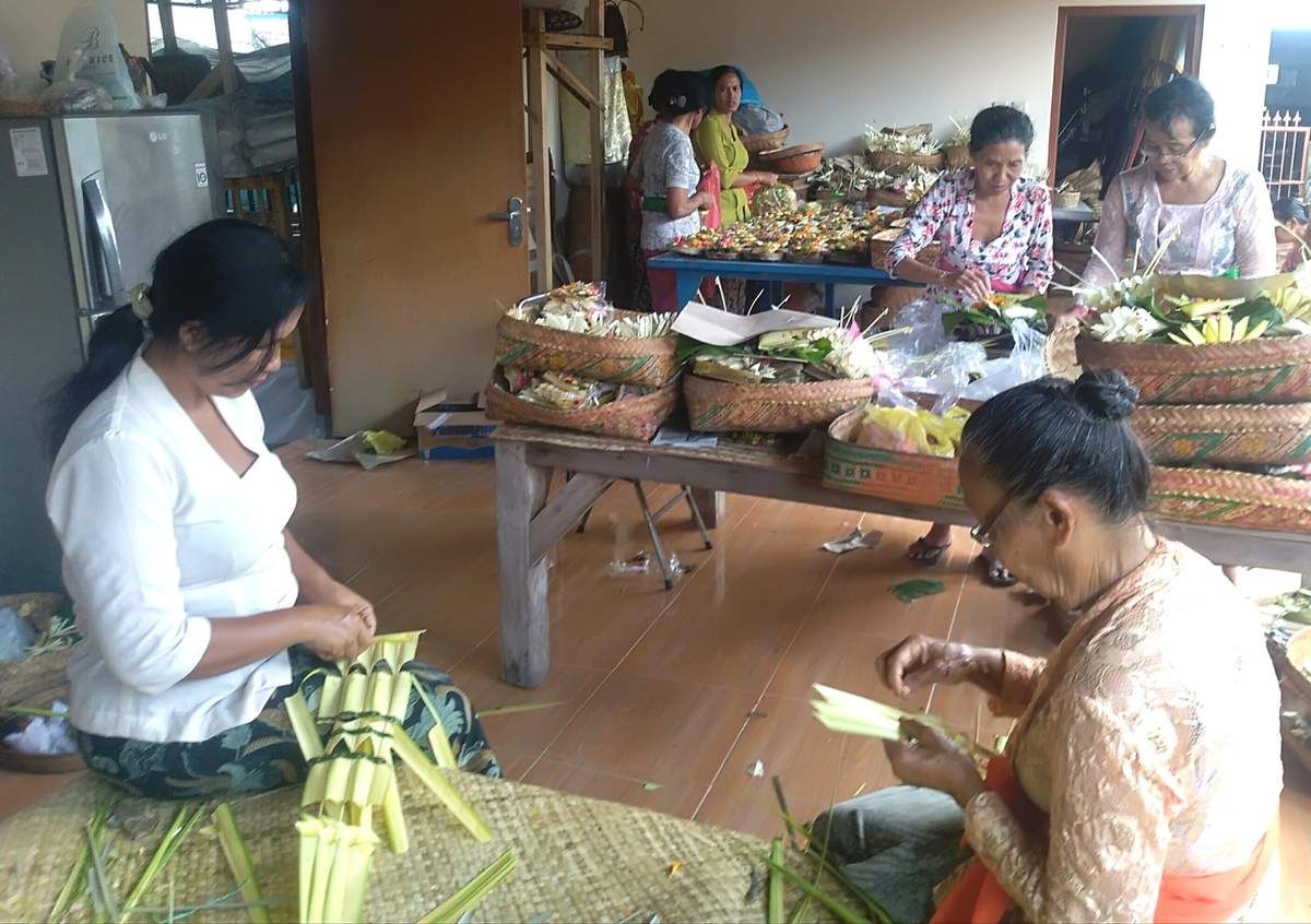 Préparation de cérémonie, chaussée défoncée et bouchon au centre-ville d'Ubud