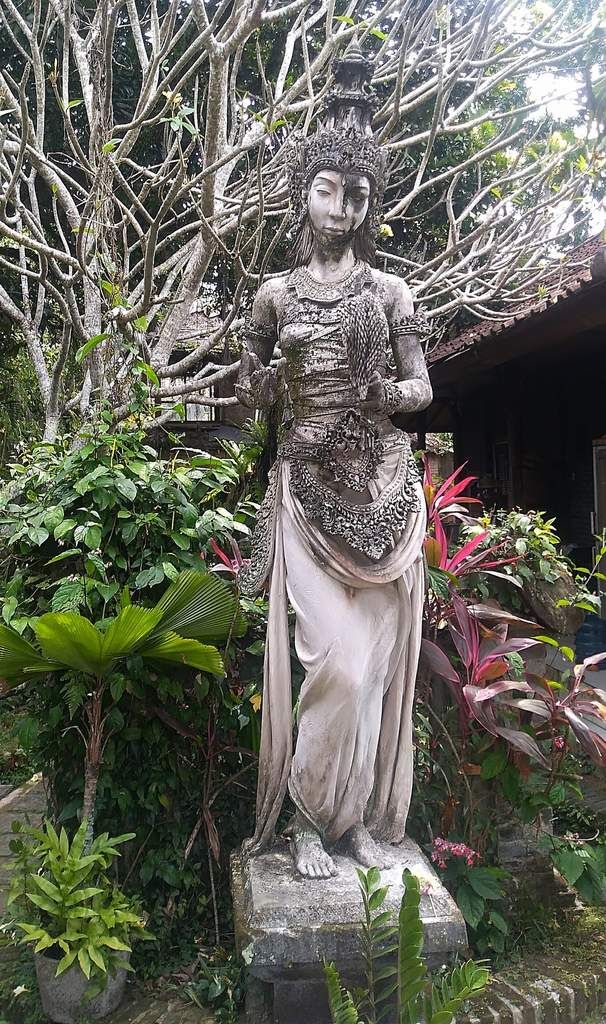 Préparation de cérémonie, chaussée défoncée et bouchon au centre-ville d'Ubud