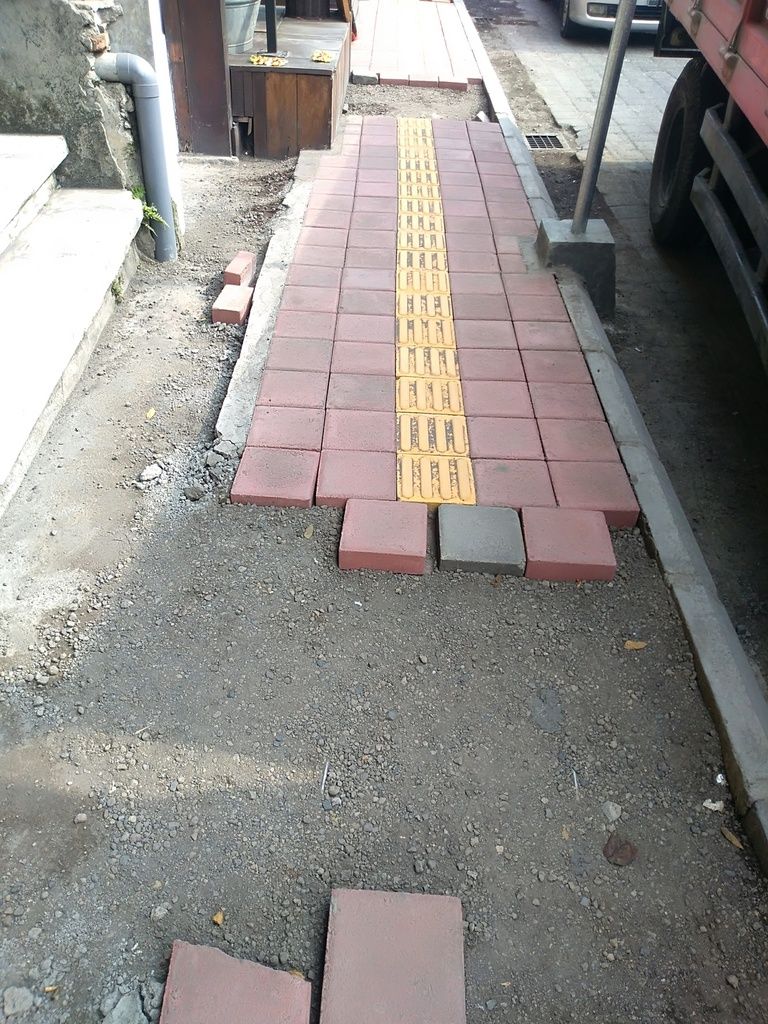 Préparation de cérémonie, chaussée défoncée et bouchon au centre-ville d'Ubud