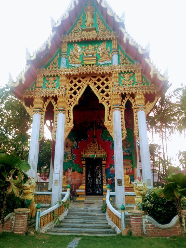 Un temple en rénovation. On est loin du faste des temples de Chiang Mai.
