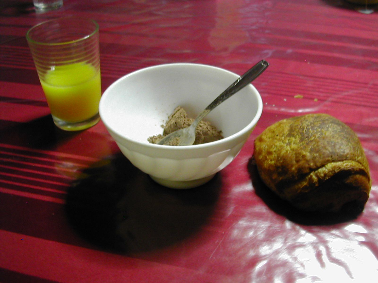 petit-déjeuné composait d'un pain chocolat, jus d'orange et chocolat chaud
