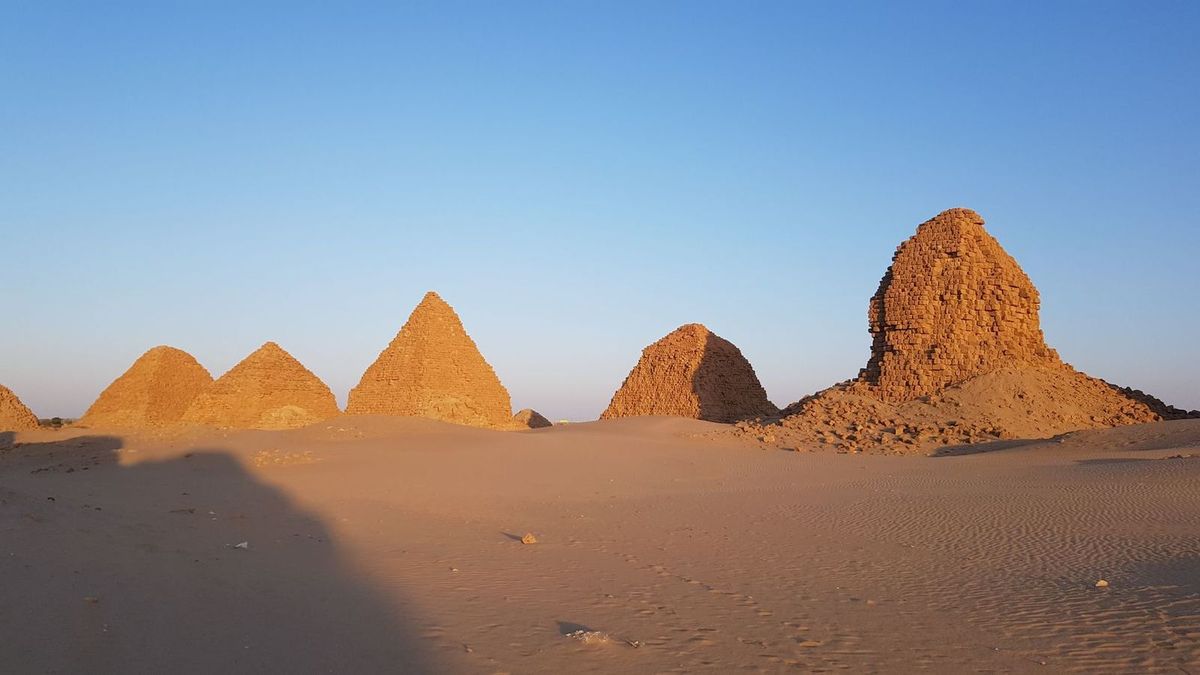 Mini-pyramides et grand désert