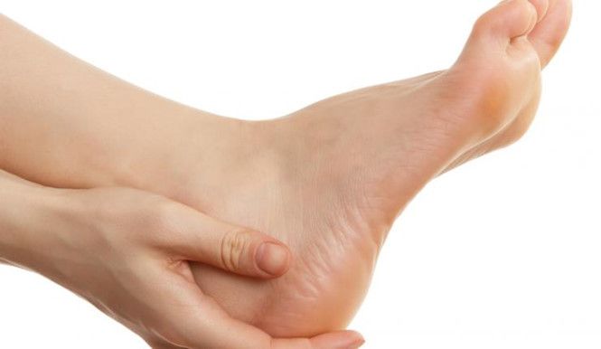 Bị đau gót chân là triệu chứng của bệnh gì?
