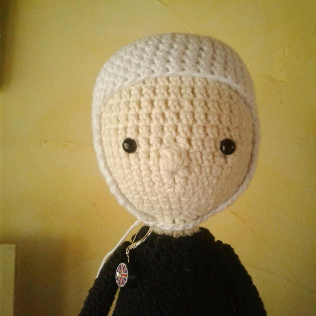 Sainte Thérèse de Lisieux au crochet amigurumi crochet doll