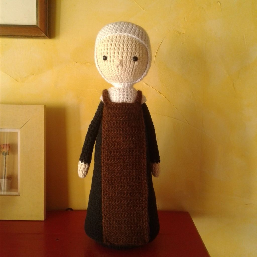 Sainte Thérèse de Lisieux au crochet amigurumi crochet doll