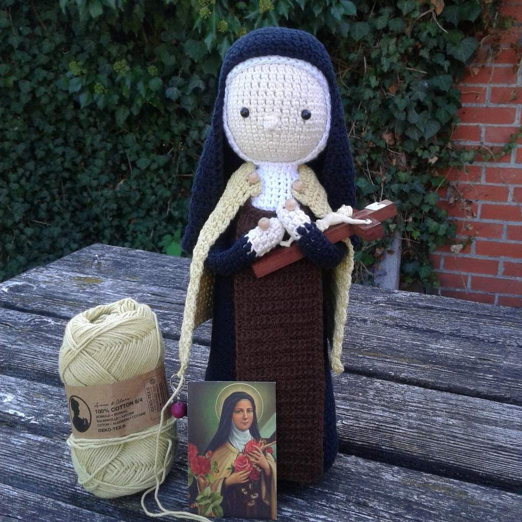 Sainte Thérèse de Lisieux au crochet amigurumi crochet doll