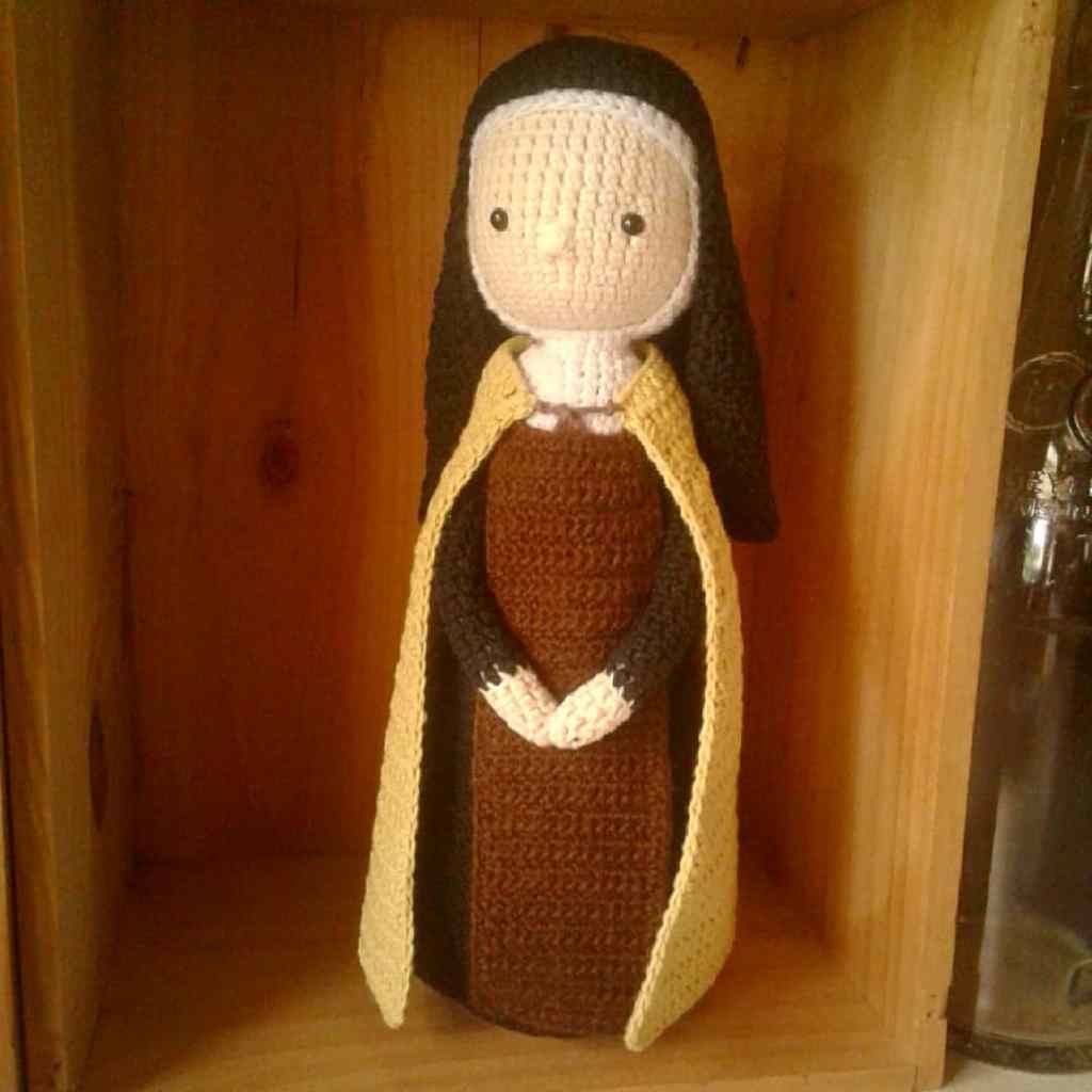 Sainte Thérèse de Lisieux au crochet amigurumi crochet doll