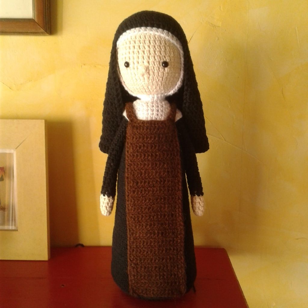 Sainte Thérèse de Lisieux au crochet amigurumi crochet doll