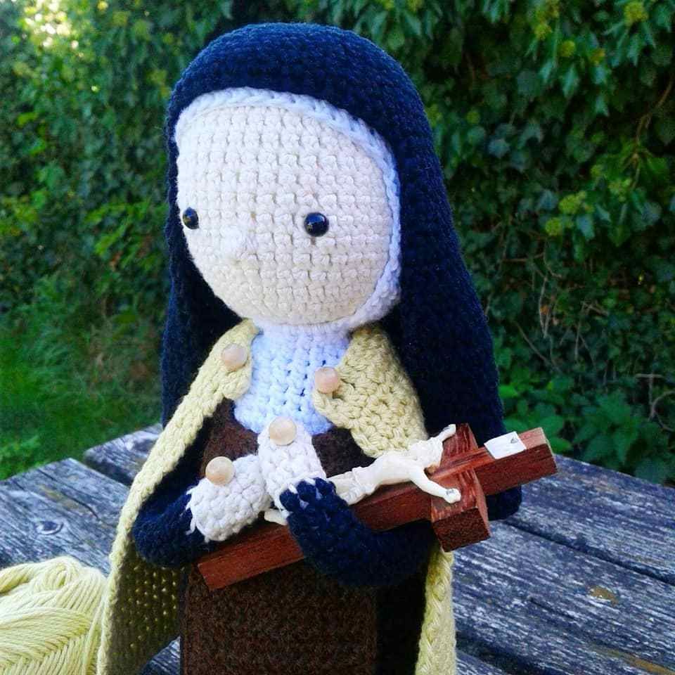Sainte Thérèse de Lisieux au crochet amigurumi crochet doll