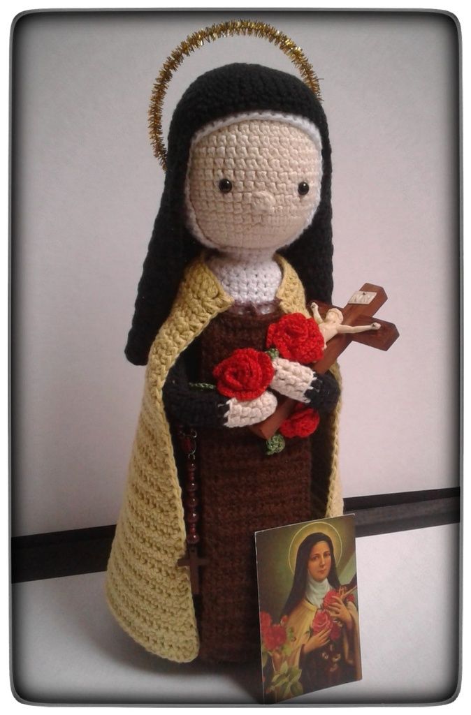 Sainte Thérèse de Lisieux au crochet amigurumi crochet doll