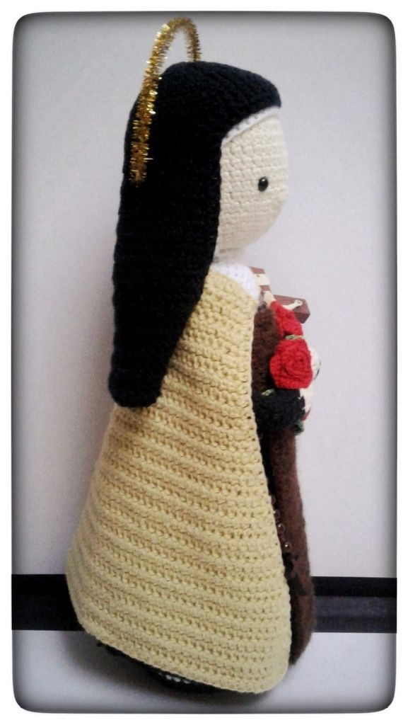Sainte Thérèse de Lisieux au crochet amigurumi crochet doll