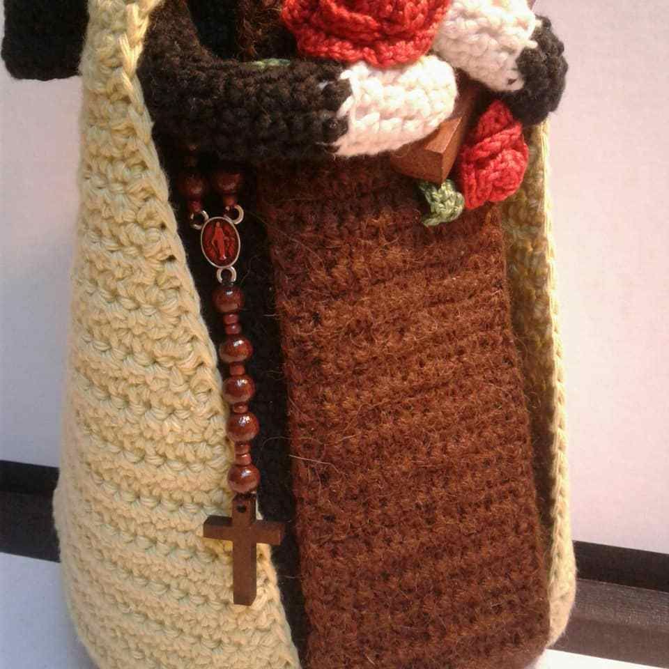 Sainte Thérèse de Lisieux au crochet amigurumi crochet doll