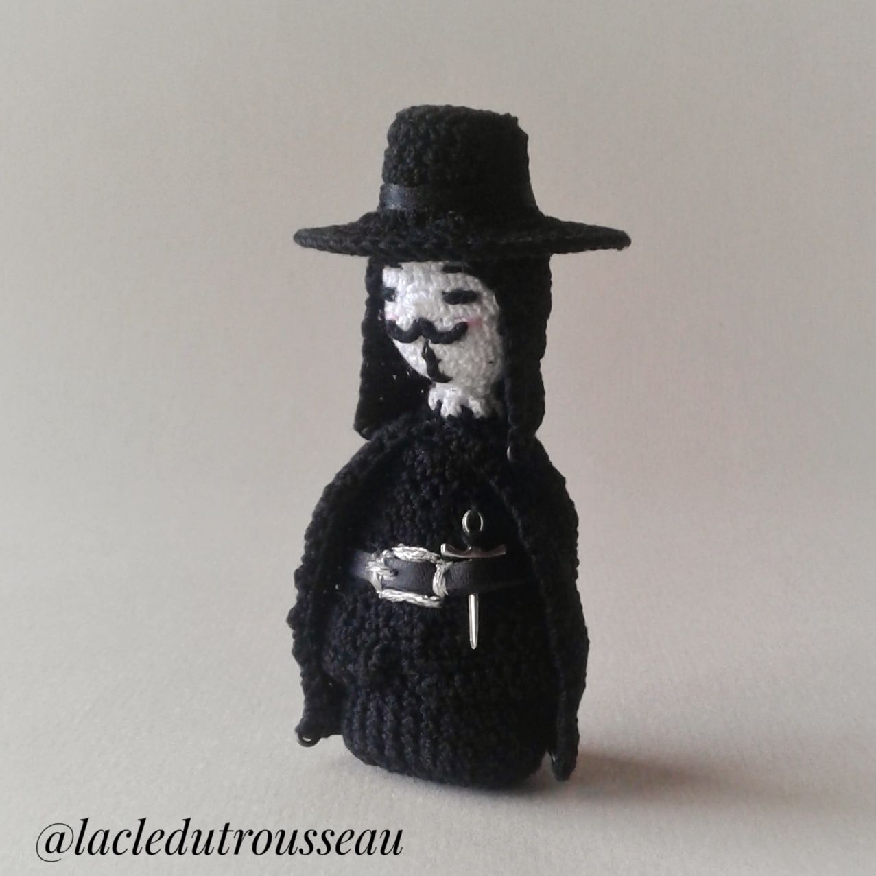 Miniidole, crochet doll, Guy Fawkes, v, Vendetta,  anonymous, amigurumi 