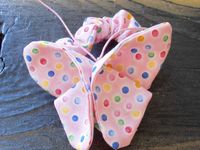 Papillons, papillons... en chouchous, en broches, en barrettes... 
