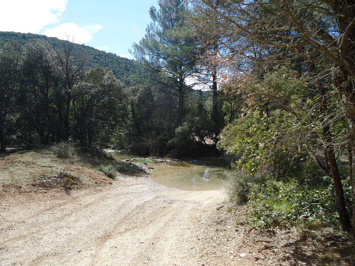 La cascade du Latay et d'anciennes glacières sur la Ste Baume