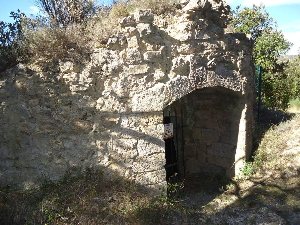 La cascade du Latay et d'anciennes glacières sur la Ste Baume