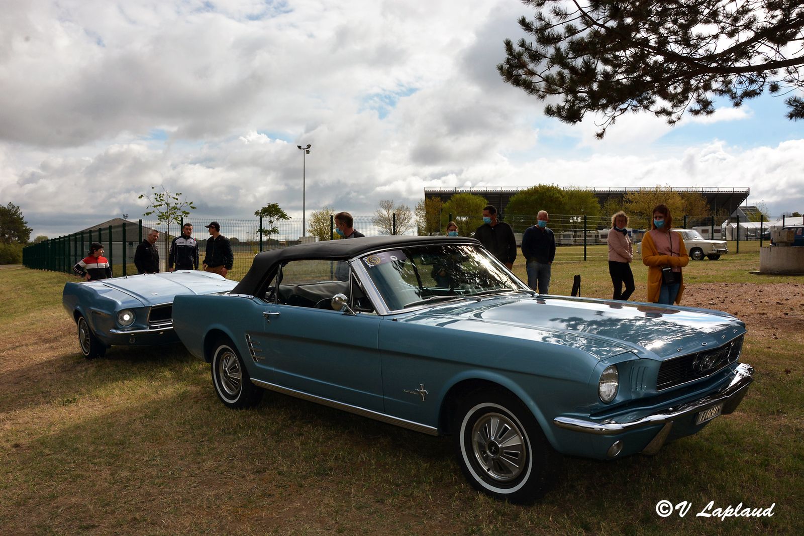 Ford Mustang Cabriolet 1966 et sa remorque, Classic Days 2020, Magny-Cours.