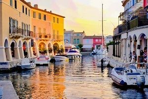 eau, maisons colorées, bateaux, nuages,