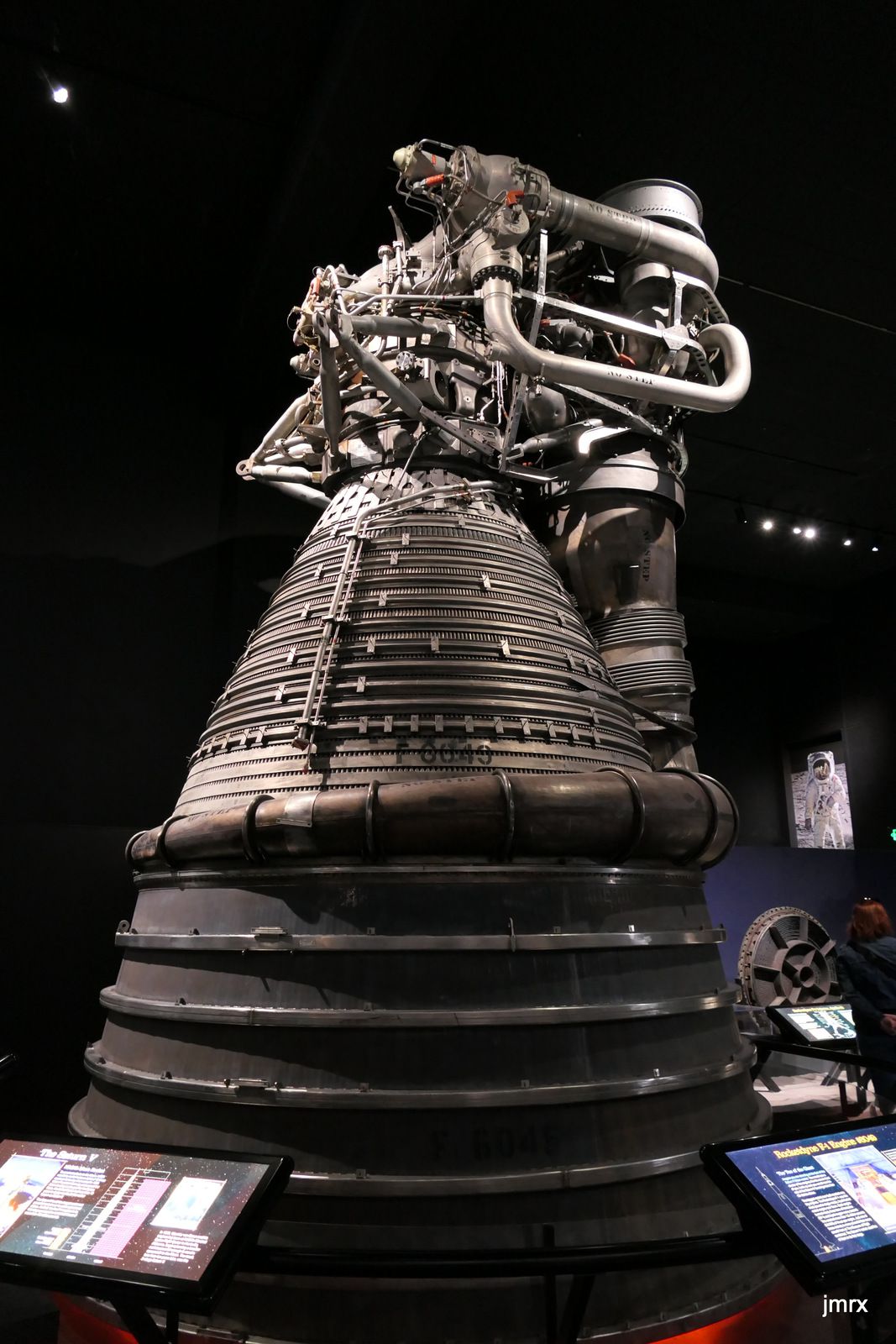 Un des monstrueux moteur de la fusée Saturn V. Le module de commande des missions Apollo pèse 6 tonnes alors que la fusée en fait 3000. C'est tout ce qui revenait sur terre soit 0.2% du poids total au décollage!