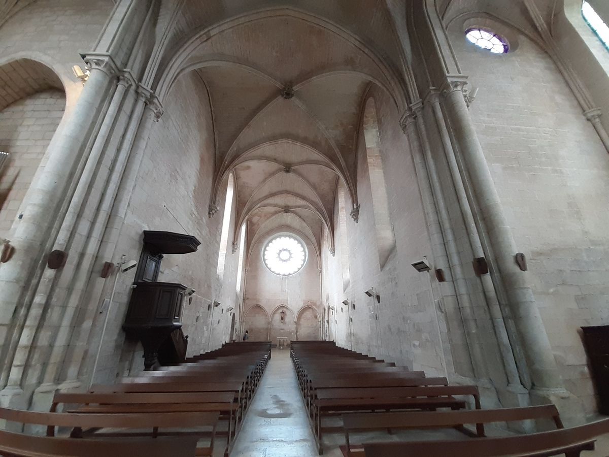 St Jean aux bois et son église  abbatiale  du 12 siècle 