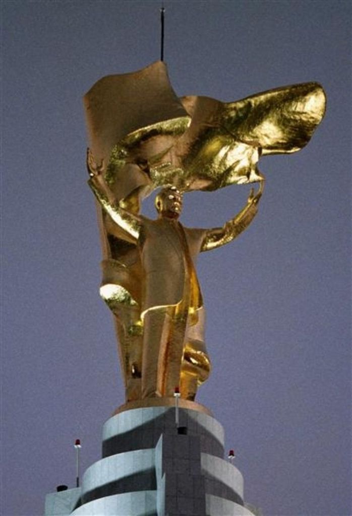 Statue en or de l'ancien président turkmène Gurbanguly Berdimuhamedov