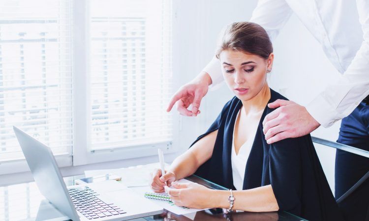 Harcèlement au travail, double peine pour la victime