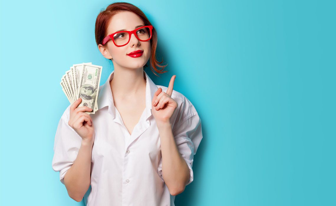 Une femme qui compte son argent