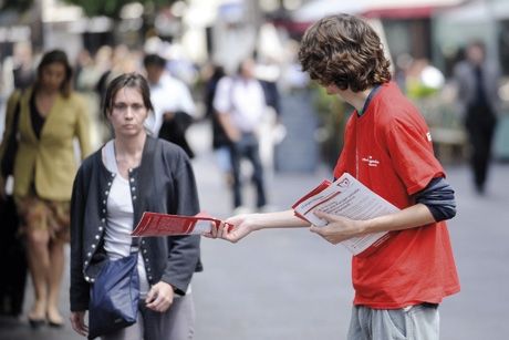 Un militant distribue des tracts