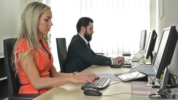 Un homme et une femme travaillent dans un open space