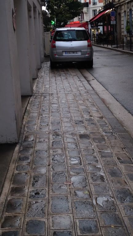 Voiture garée sur le trottoir