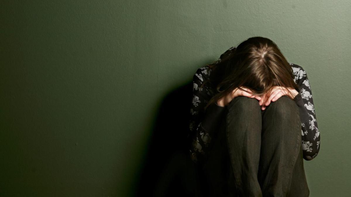 Une femme craque nerveusement