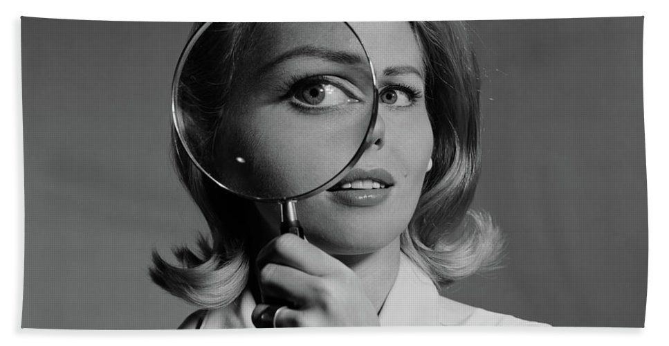 Une femme avec une loupe