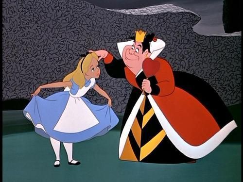 Alice fait une révérence dans Alice aux pays des merveilles