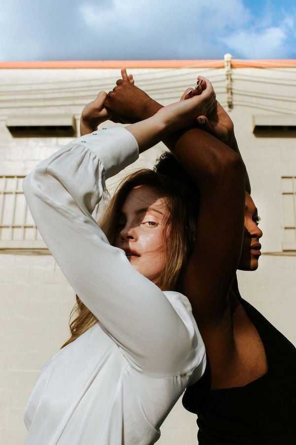 Une femme blanche et une femme noire dansent ensemble