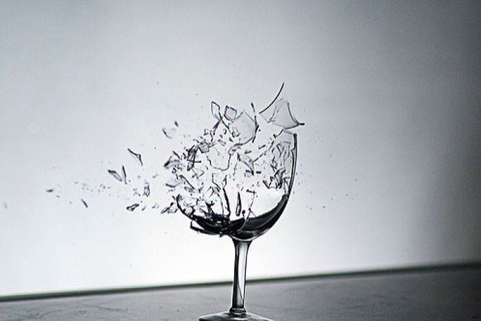 Un verre brisé