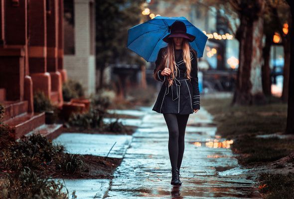 Femme sous la pluie
