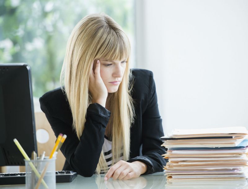 Une femme qui meurt d'ennui au travail