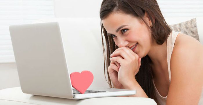 Une femme cherche l'amour sur des sites de rencontre