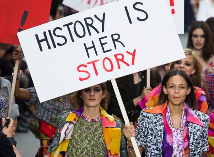 Messages féministes au défilé Chanel