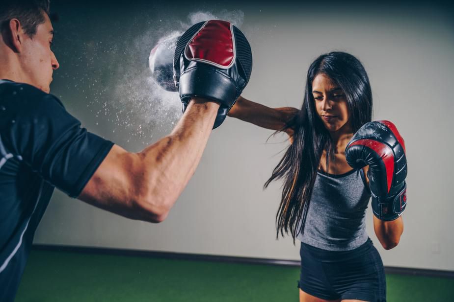 Femme pratique des sports de combat