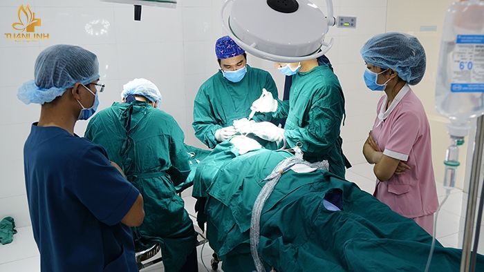 https://img.over-blog-kiwi.com/3/15/55/33/20190305/ob_130ca8_doi-ngu-bac-si-thuc-hien4.jpg