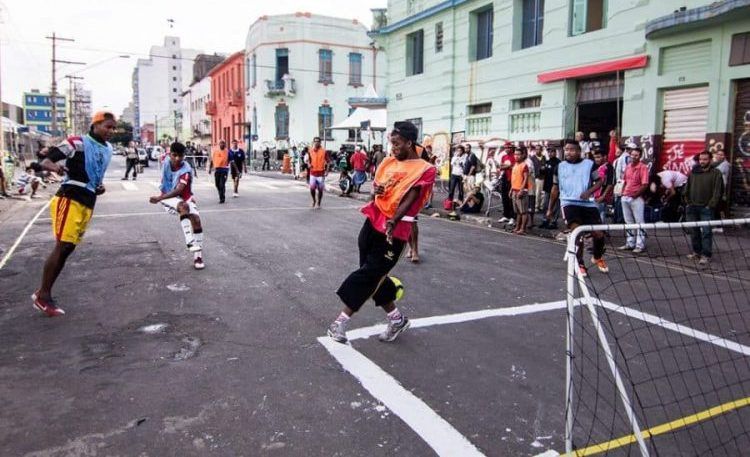 JOGAR BOLA NA RUA 