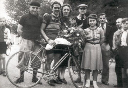 Le gagnant était récompensé du traditionnel bouquet de fleurs. 