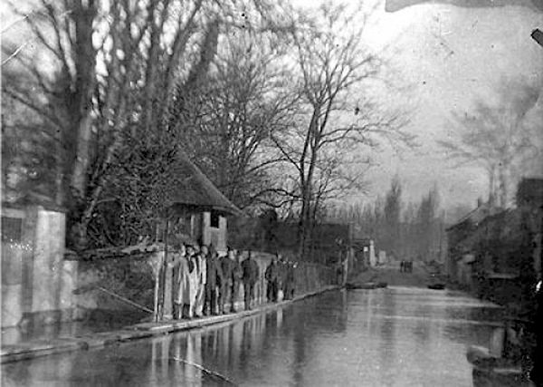 La rue du Pont sous les eaux de la Seine