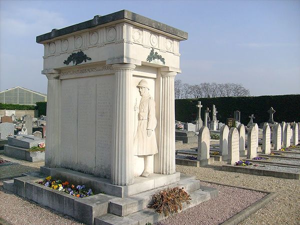 Le carré militaire du cimetière de Ris-Orangis (© image : JF-Jefrpy)