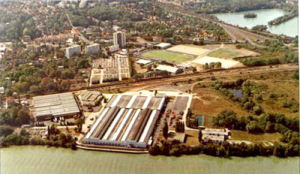 On aperçoit complètement à gauche la cheminée de l'ancienne usine Diamat et au nord le cimetière