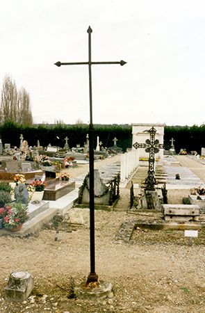 Croix de fer déplacée au cimetière de ris-Otangis